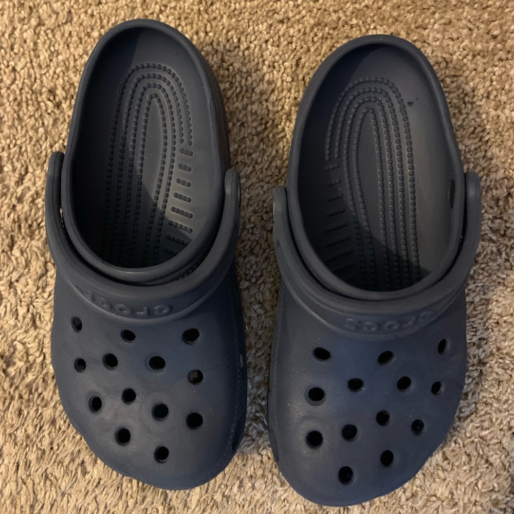 Juniors Size 5 Crocs. Navy.